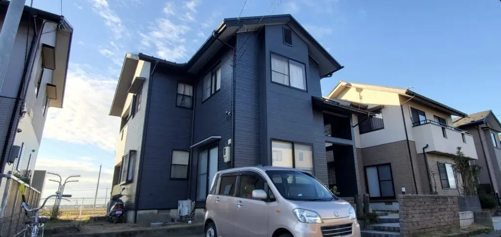 ダブルトーン塗装とシーリング工事を行った坂井市の住宅の完成写真